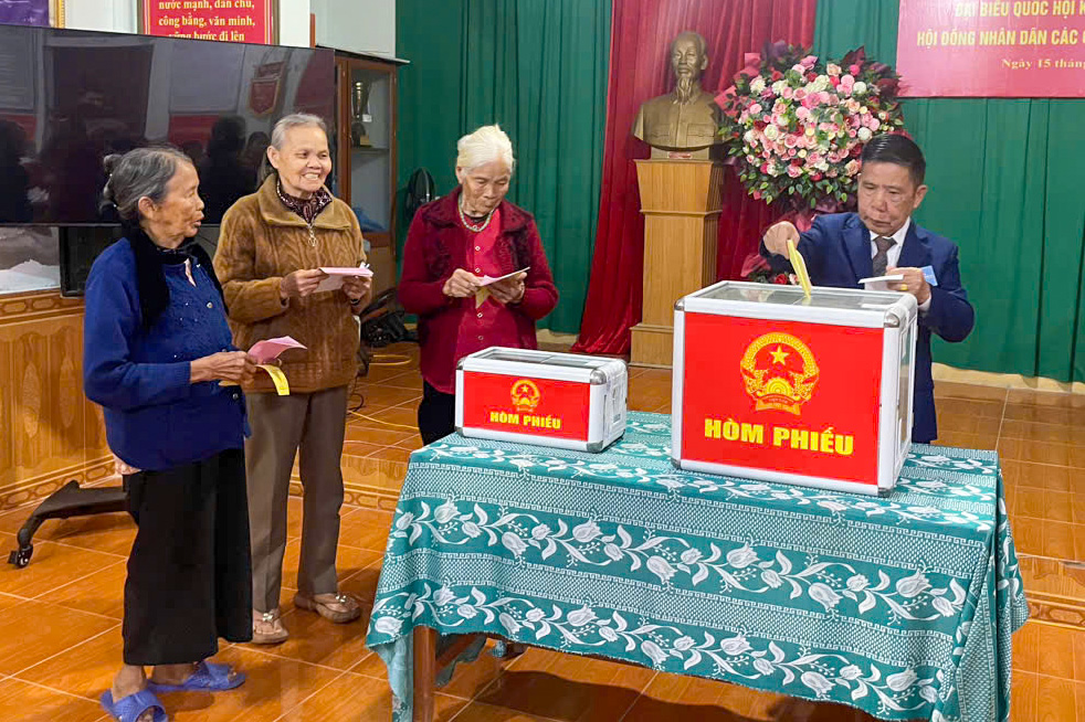 Ngày hội toàn dân – rộn ràng không khí bầu cử tại xã Đan Hải.