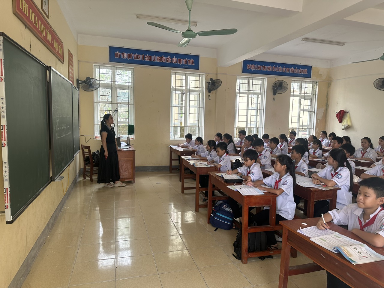 Học sinh phấn khởi trở lại trường học sau bão số 10.