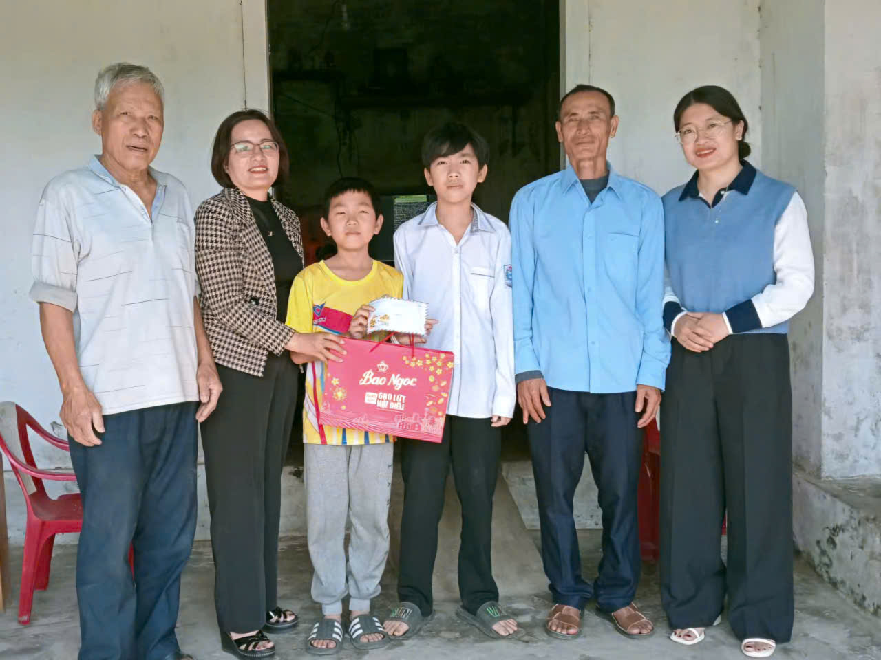 Hội Liên Hiệp Phụ Nữ Xã Đan Hải tặng quà cho hội viên, trẻ em nhân dịp tết Nguyên đán Bính Ngọ