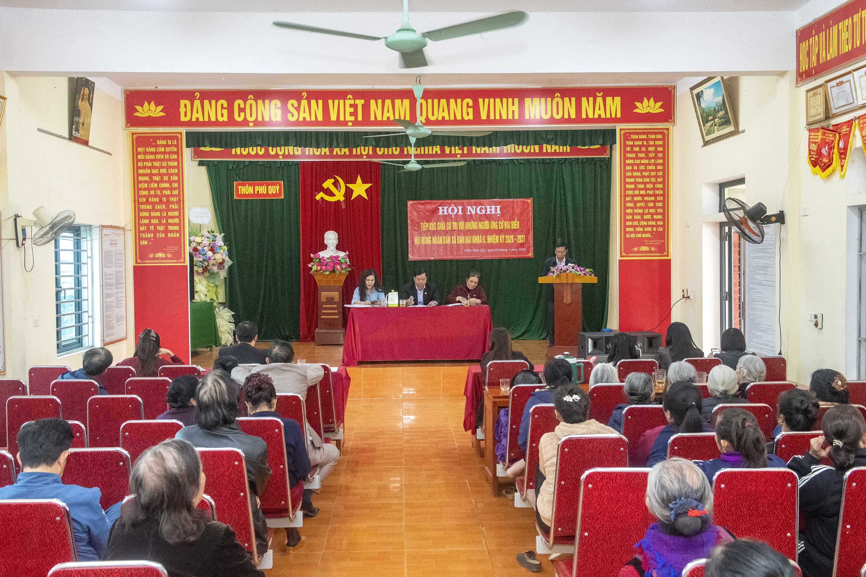 Cử tri thôn Phú Quý tiếp xúc với người ứng cử đại biểu HĐND xã Đan Hải khóa II.