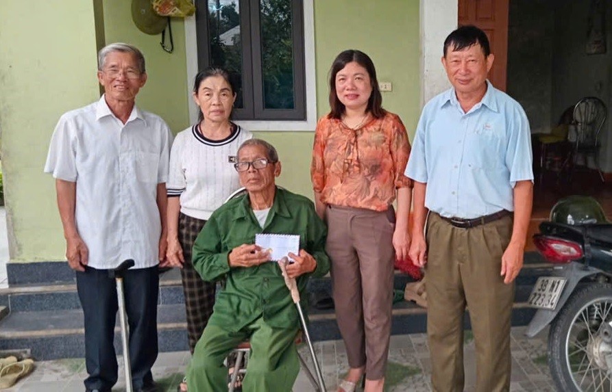Hội nông dân xã Đan Hải tri ân, tặng quà các gia đình chính sách nhân kỷ niệm 78 năm Ngày Thương binh - Liệt sĩ