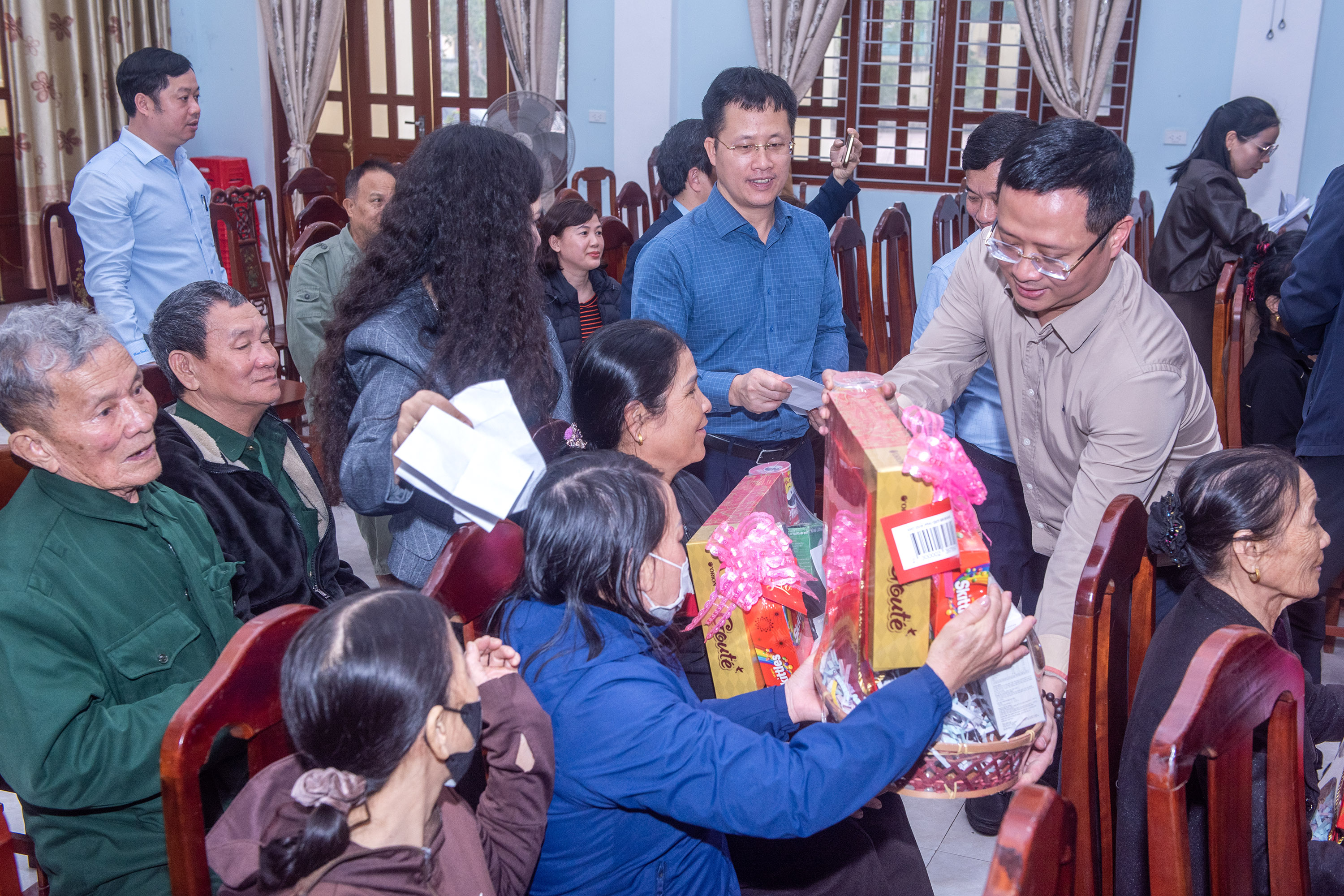 Cục trưởng Cục Hàng không Việt Nam trao tặng 50 suất quà Tết tại xã Đan Hải