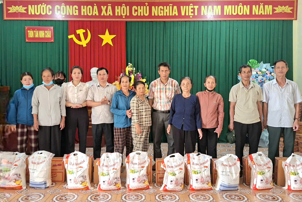 Mặt trận Tổ quốc xã Đan Hải tổ chức chương trình trao quà cho hộ nghèo