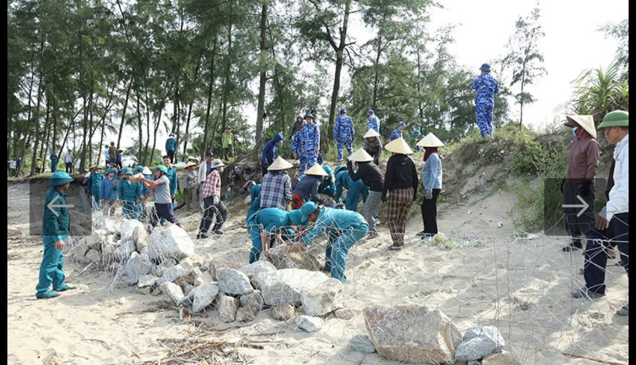 Xã Đan Hải huy động các lực lượng và Nhân dân đắp đá làm kè ứng phó với bão số 5
