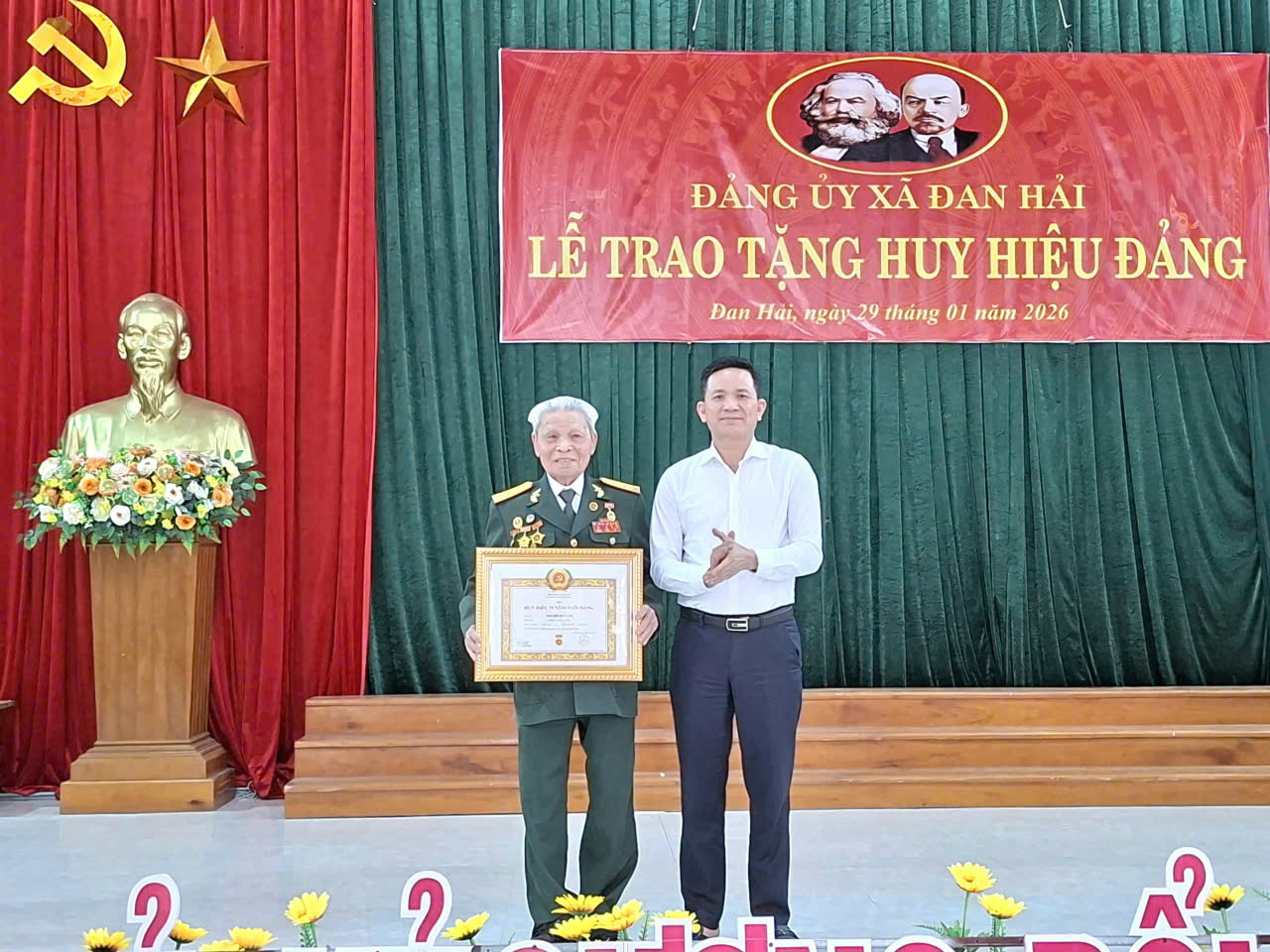 Đảng ủy xã Đan Hải trao huy hiệu Đảng đợt 3/2/2026