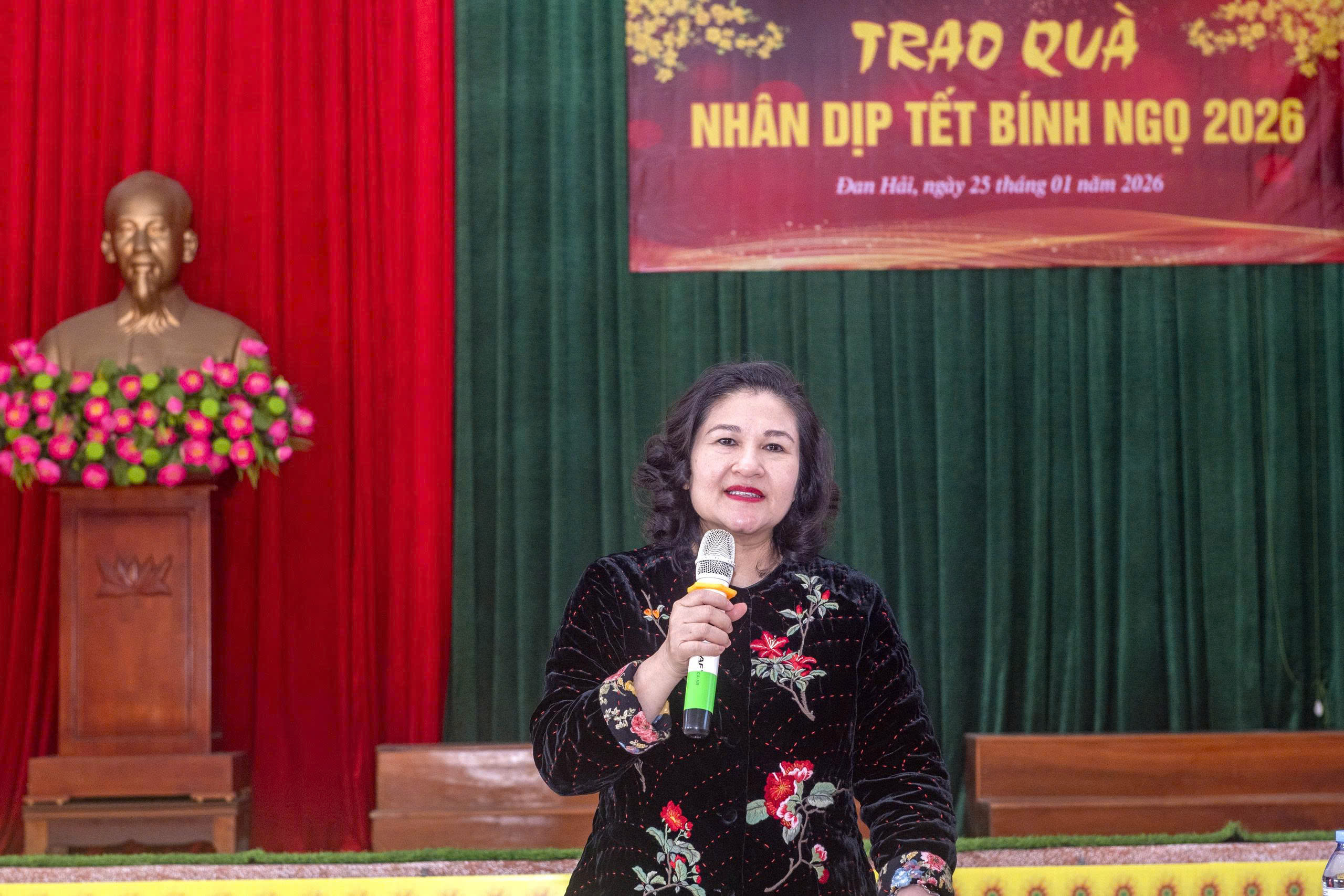 Ấm áp nghĩa tình quê hương: Thứ trưởng Bộ Nội vụ Nguyễn Thị Hà trao 80 suất quà Tết tại xã Đan Hải