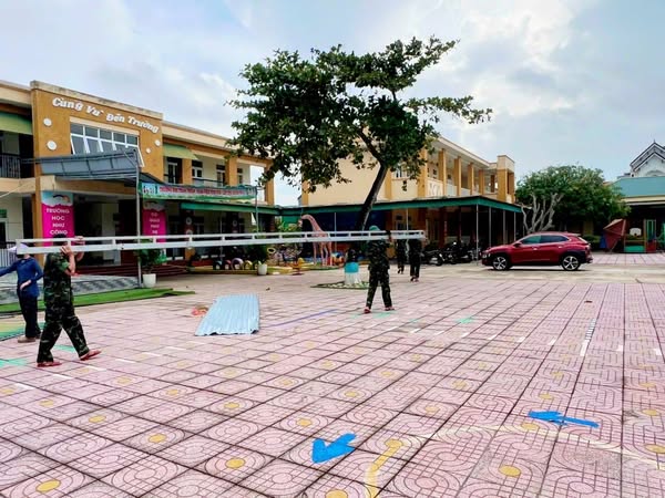 Đoàn công tác của BTV Đảng ủy phối hợp cùng các lực lượng tiếp tục hỗ trợ khắc phục thiệt hại sau bão số 10 (BULOI)