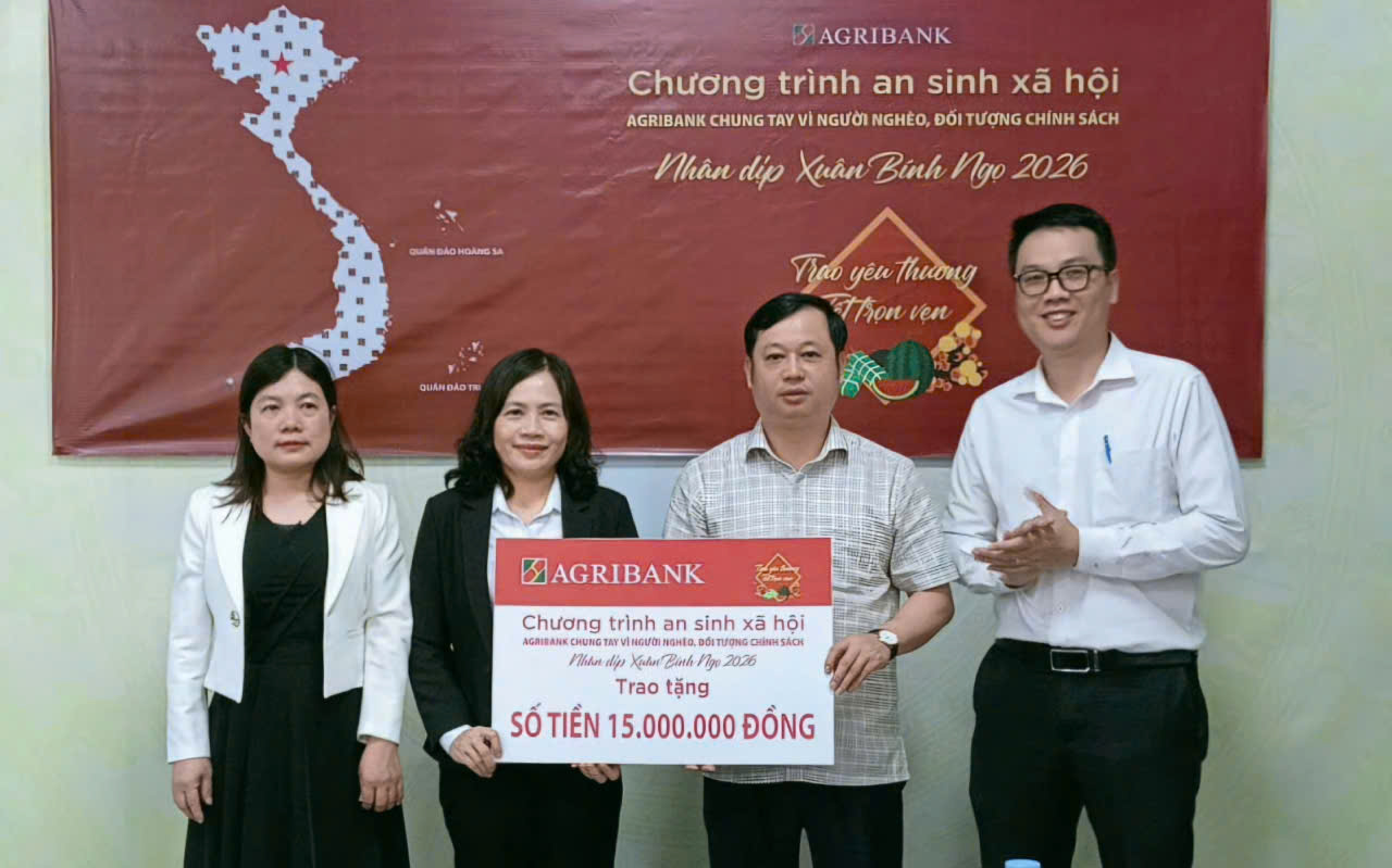 Ủy ban MTTQ Việt Nam xã Đan Hải phối hợp Ngân hàng nông nghiệp và phát triển nông thôn chi nhánh Nghi Xuân trao quà an sinh xã hội nhân dịp Tết Nguyên đán 