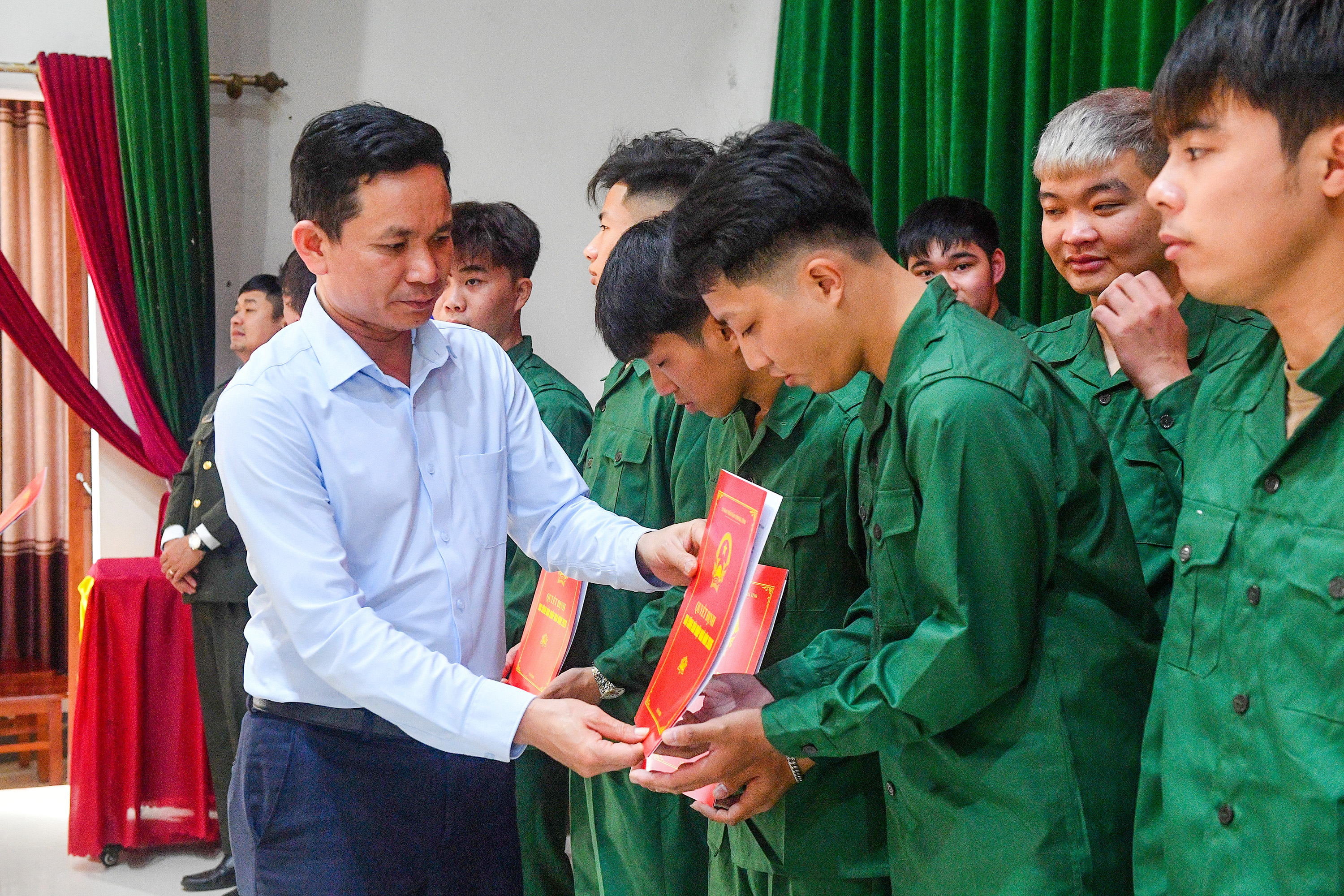 Xã Đan Hải: Trao Quyết định gọi công dân nhập ngũ và tham gia nghĩa vụ Công an nhân dân năm 2026.