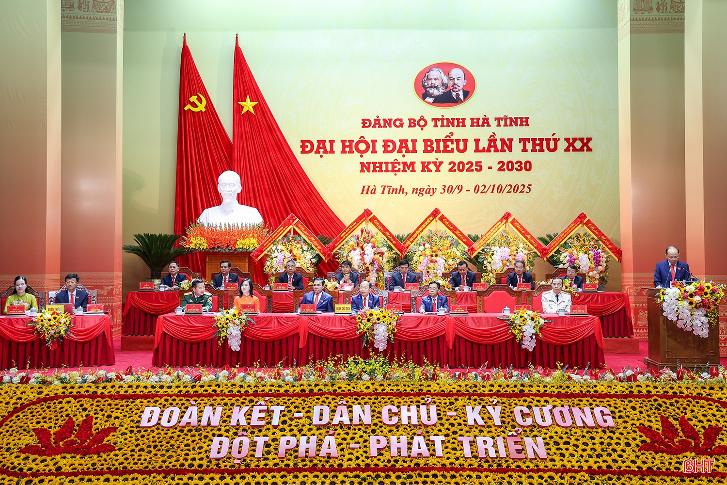Toàn cảnh phiên chính thức Đại hội đại biểu Đảng bộ Hà Tĩnh lần thứ XX