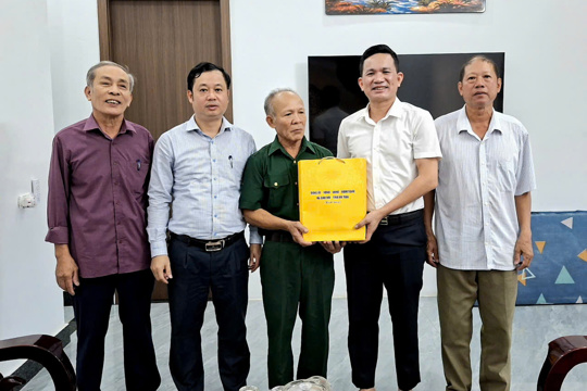 Lãnh đạo xã Đan Hải tặng quà Người cao tuổi nhân ngày Quốc tế Người cao tuổi