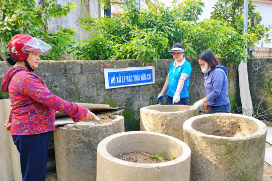 Hội Nông dân xã ra quân vệ sinh môi trường thi đua chào mừng 96 năm ngày thành lập Hội