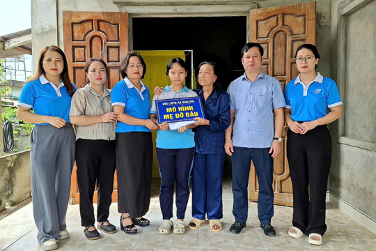 Hội LHPN xã Đan Hải nhận đỡ đầu trẻ em có hoàn cảnh khó khăn