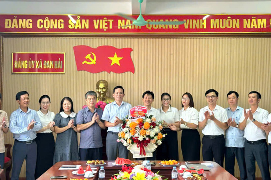 Lãnh đạo xã Đan Hải gặp mặt, tặng hoa chúc mừng Ngày Truyền thống các ngành, tổ chức