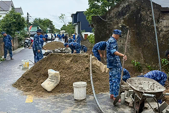 Ấm áp tình quân dân, chung sức xây dựng bờ rào cho các hộ dân hiến đất mở đường ở thôn Lĩnh Giang