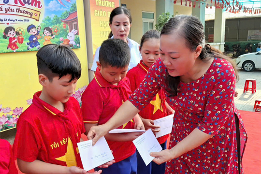 Trường Tiểu học Đan Hải tổ chức Vui hội đêm rằm – Trao gửi yêu thương
