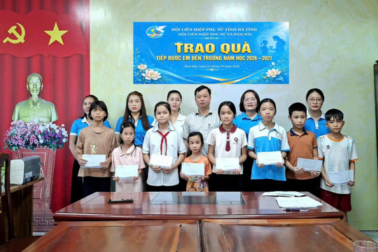 Hội LHPN xã Đan Hải tiếp sức học sinh khó khăn vững bước đến trường
