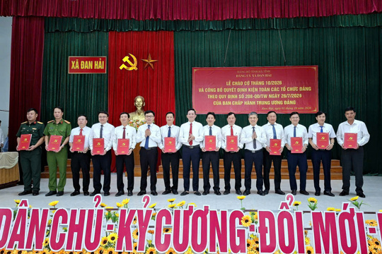 Xã Đan Hải tổ chức Lễ Chào cờ và công bố quyết định kiện toàn tổ chức Đảng 