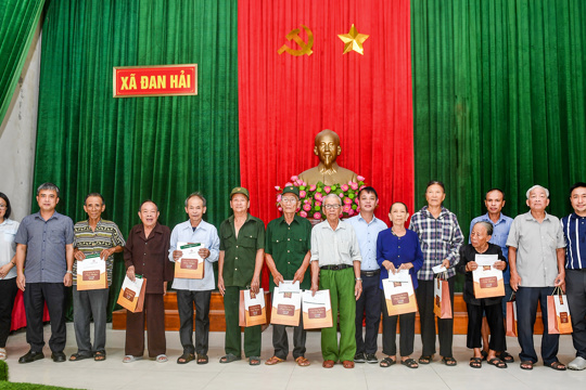 Công ty Cổ Phần Đầu tư Thương mại & Xây dựng Hoàng Khôi trao tặng 15 suất quà tri ân người có công với cách mạng tại xã Đan Hải
