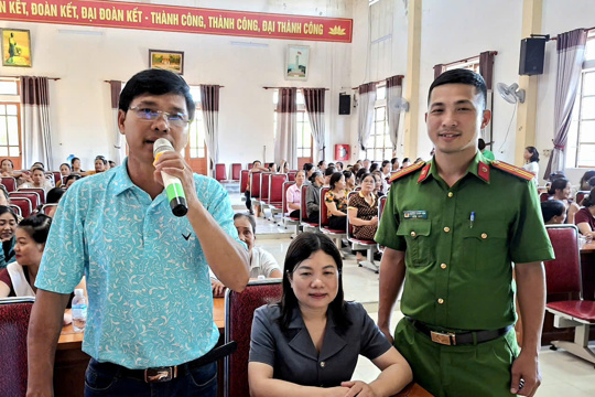Hội Nông dân xã Đan Hải phối hợp với Công an xã tuyên truyền Luật An toàn giao thông cho hội viên 