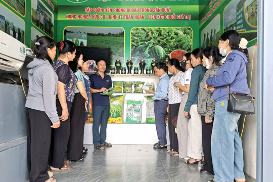 Hội Nông dân xã tham quan, học tập kinh nghiệm tại các mô hình sản xuất tiêu biểu trên địa bàn tỉnh