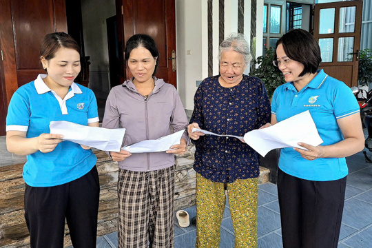 Hội LHPN xã đến từng ngõ, gõ từng nhà hướng dẫn phân loại, xử lý rác thải tại nguồn