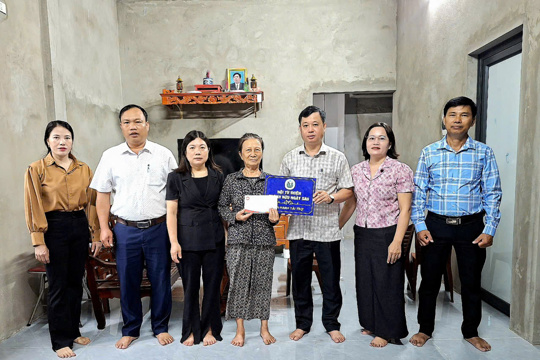 Xã Đan Hải trao tặng nhà đại đoàn kết cho gia đình có hoàn cảnh đặc biệt khó khăn 