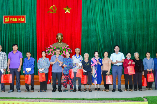 Thứ trưởng Bộ Nội vụ Nguyễn Thị Hà thăm, tặng quà người có công và thân nhân liệt sĩ tại quê hương Đan Hải