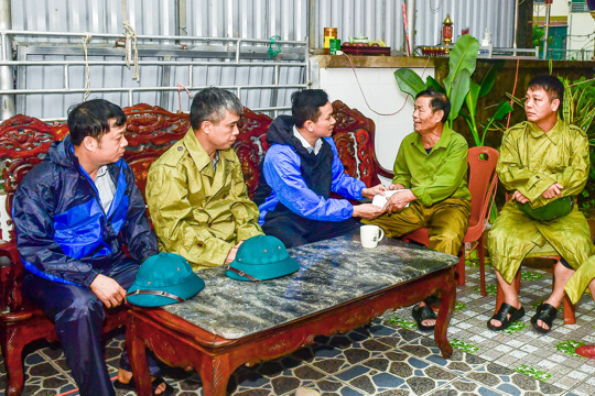 Lãnh đạo xã Đan Hải kịp thời thăm hỏi, chia buồn với gia đình nạn nhân bị sét đánh tại thôn Phú Minh
