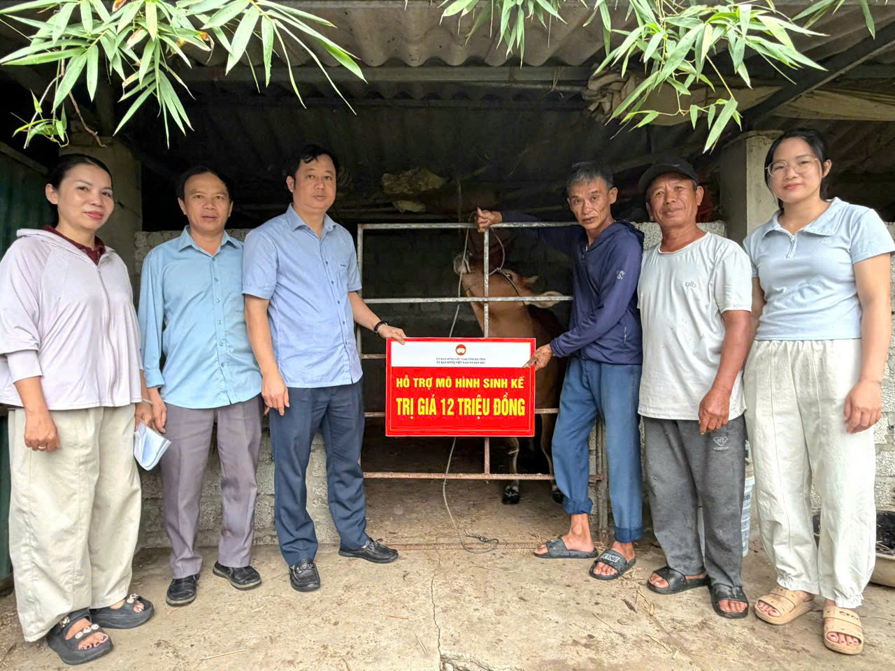Mặt trận Tổ quốc Việt Nam xã Đan Hải trao mô hình sinh kế, chung tay giảm nghèo bền vững