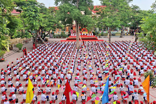Lãnh đạo xã Đan Hải dự lễ khai giảng, gửi gắm niềm tin vào năm học mới