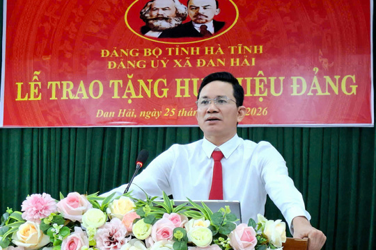 Xã Đan Hải trao tặng huy hiệu Đảng cho 89 đảng viên