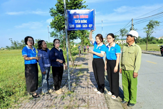 Chi hội phụ nữ thôn Lam Hồng xây dựng tuyến đường Sáng – Xanh – Sạch – Đẹp