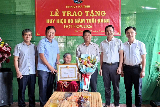 Trao huy hiệu 80 năm tuổi Đảng cho đảng viên ở xã Đan Hải