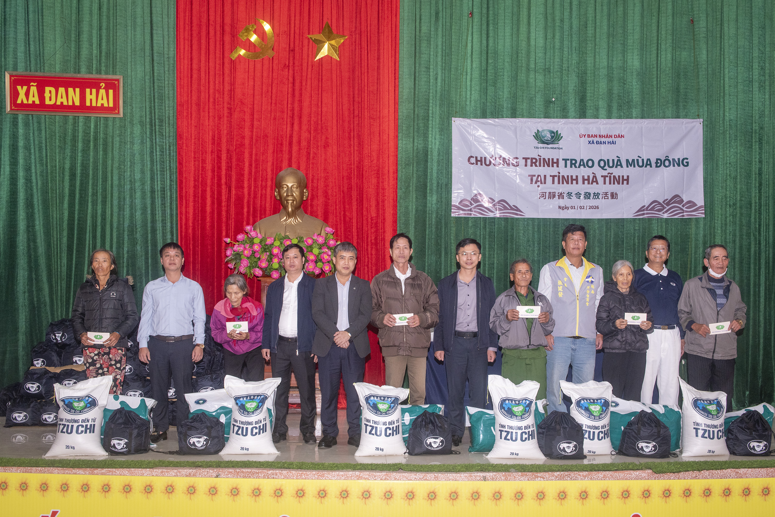 Ấm áp chương trình "Trao quà mùa Đông" tại xã Đan Hải.  