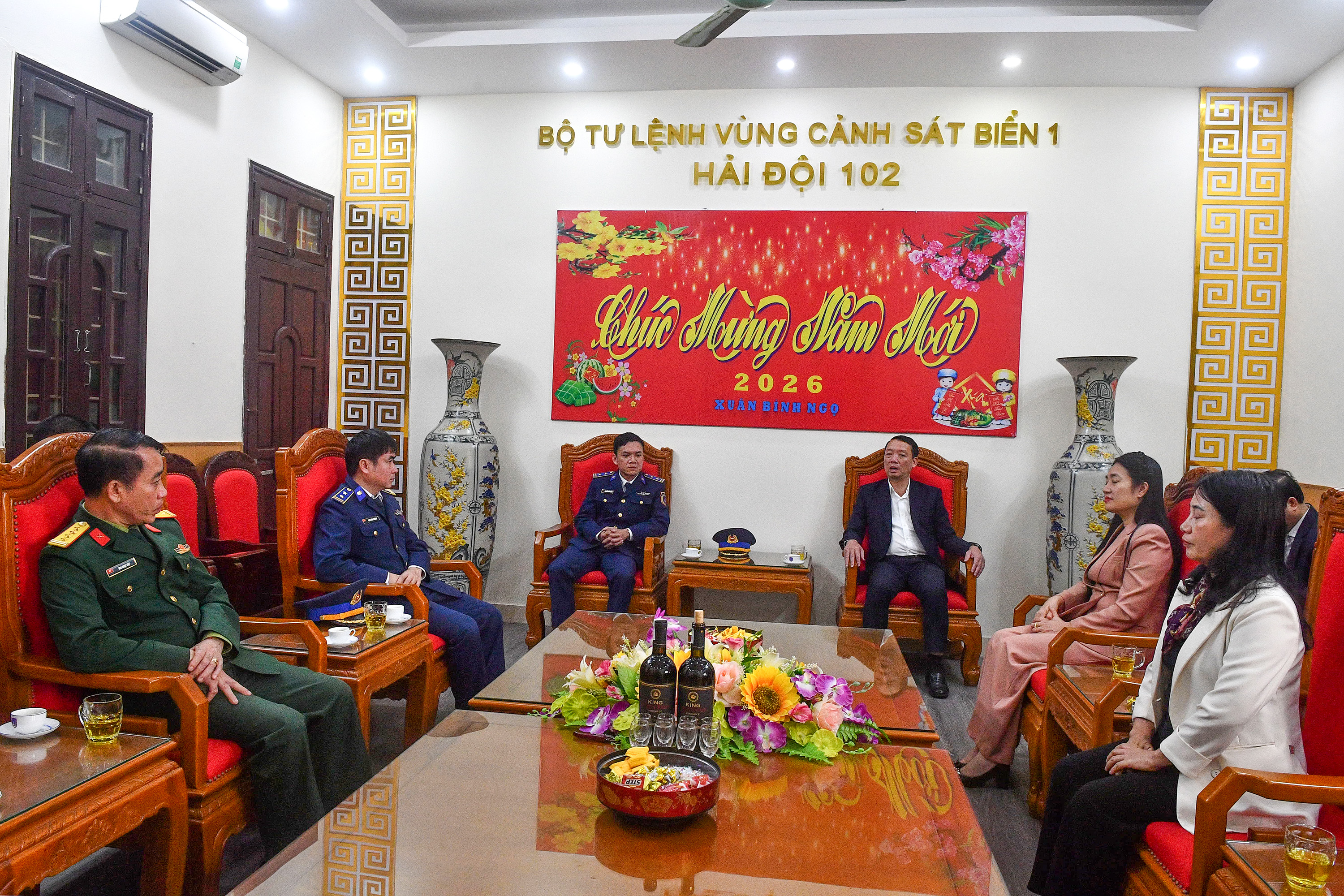 Lãnh đạo xã Đan Hải tham gia đoàn công tác của tỉnh thăm, chúc Tết các đơn vị lực lượng vũ trang và tiếp nhận quà hỗ trợ người nghèo. 