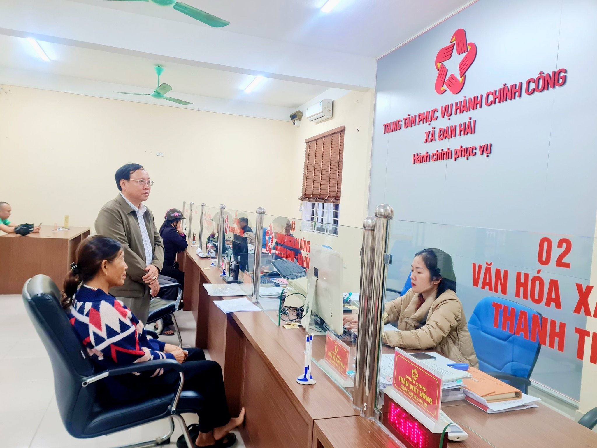 Người dân tấp nập giao dịch tại Trung tâm phục vụ Hành chính công xã Đan Hải