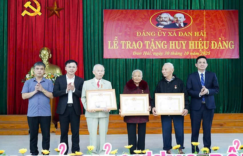 Lễ trao Huy hiệu Đảng và Hội nghị giao ban cán bộ cốt cán tháng 10 năm 2025