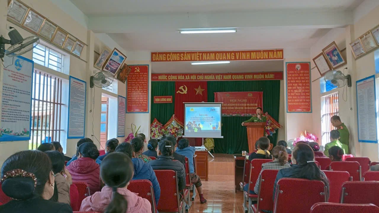Hội Nông dân xã Đan Hải phối hợp công an xã tổ chức tuyên truyền pháp luật cho cán bộ, hội viên nông dân